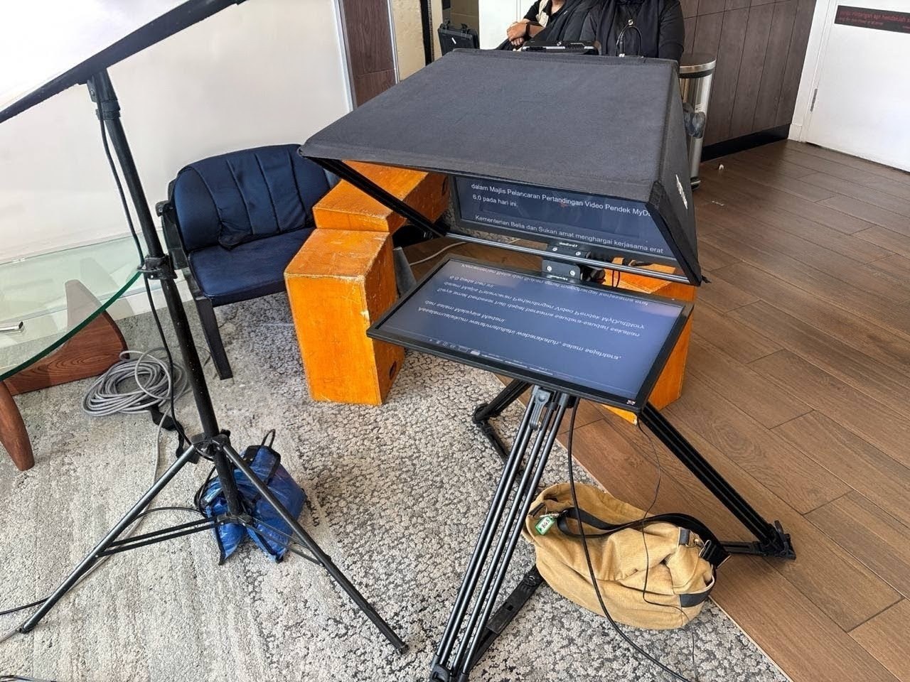 Monitor Teleprompter in a corporate recording session.