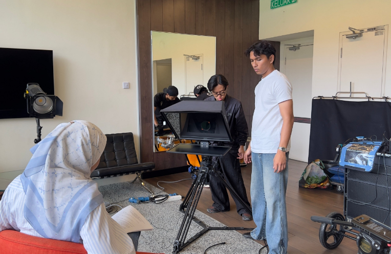 Monitor Teleprompter with on-camera talent.