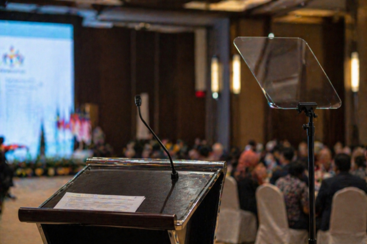 Presidential Teleprompter beam splitter glass at a conference.